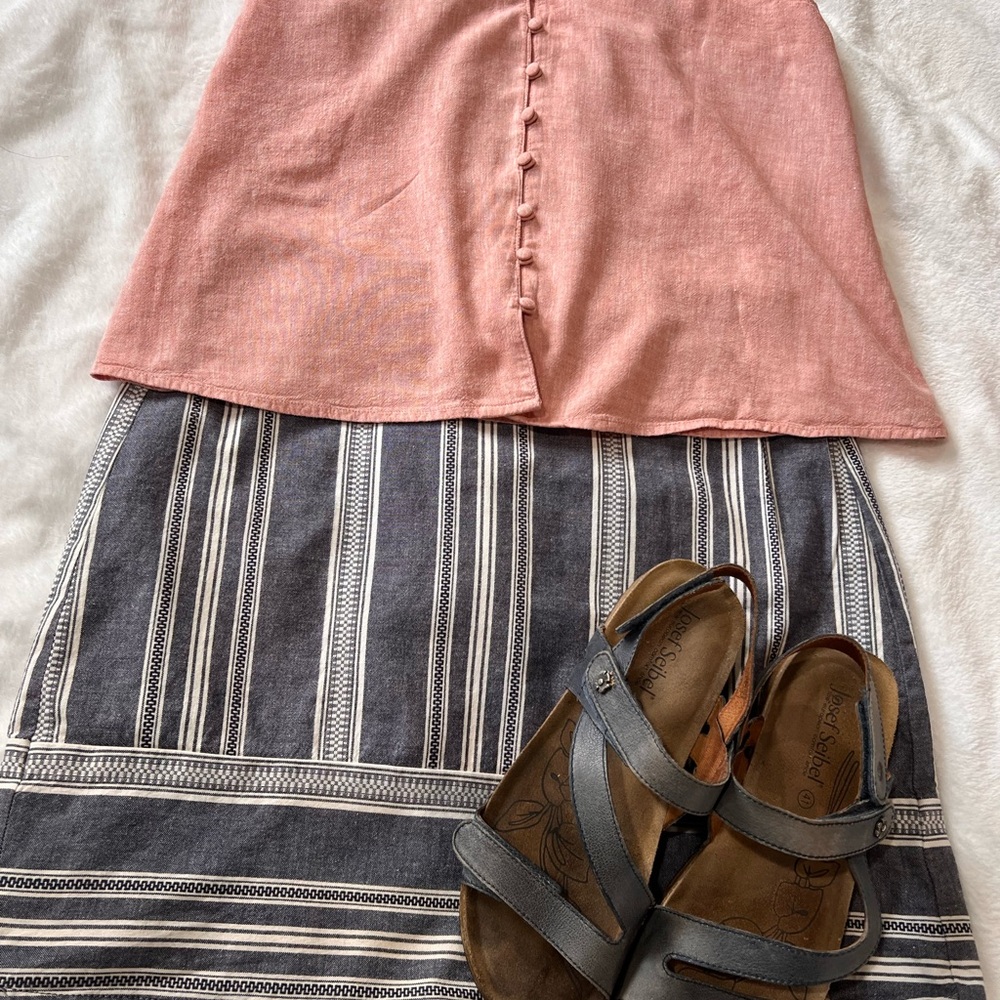 LOFT striped mini skirt with a grey and white pattern.